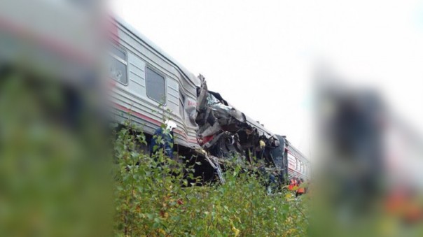 Пассажирский поезд Нижневартовск — Адлер столкнулся с грузовиком