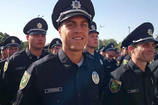 В Харькове полицейский сорвал с пенсионера золотую цепочку