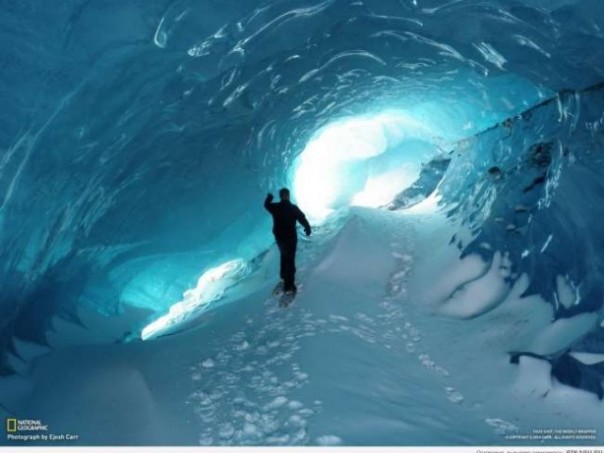 В Антарктиде обнаружили огромный тоннель.
