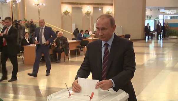 Путин проголосовал в РАН, а Медведев в Раменках