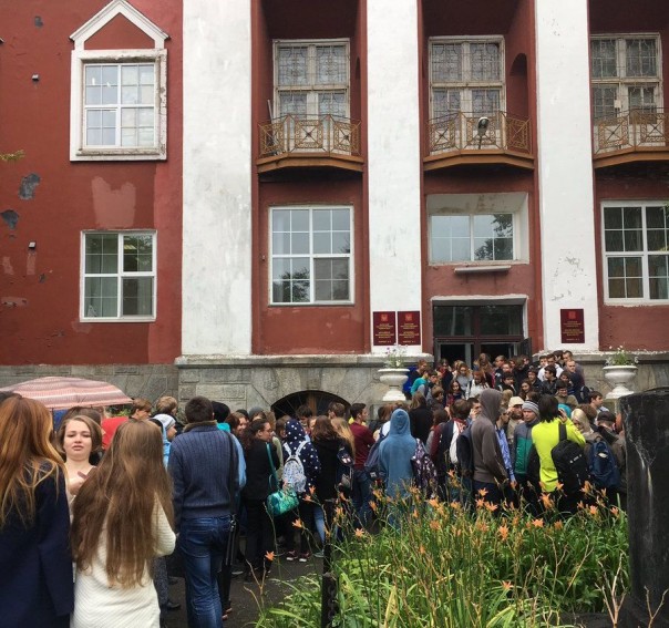 В крупных российских городах эвакуируют школы, детские садики, ВУЗы и вокзалы