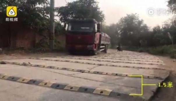 В Китае рабочие положили более 600 "лежачих полицейских" на километр дороги