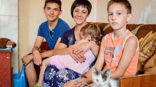 Люди перестали быть людьми: семья с окраины Донецка рассказала страшную историю жизни под обстрелами