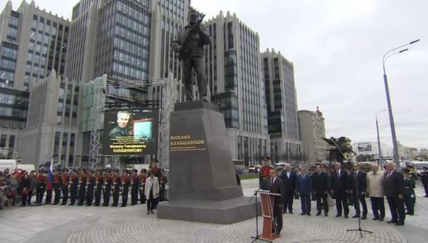 Кулибин XX века: в Москве открыли памятник Михаилу Калашникову