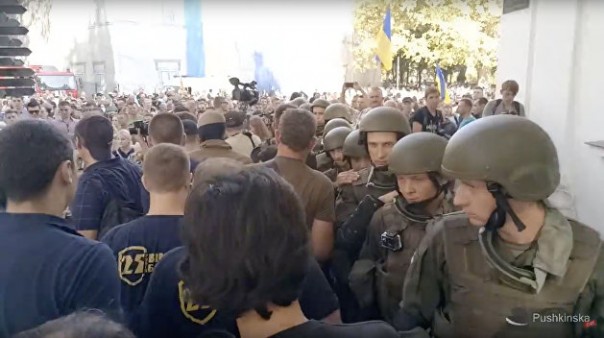 Митингующие в Одессе ворвались в здание мэрии