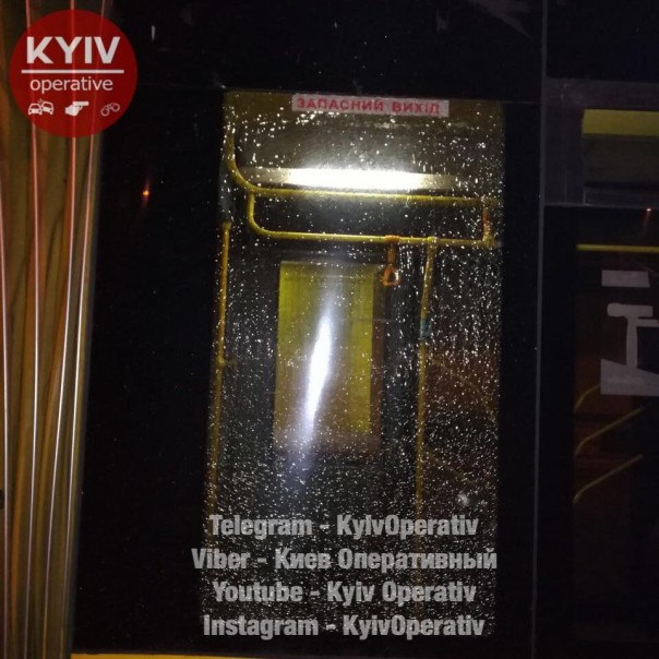 В Киеве развлечения ради обстреляли троллейбус