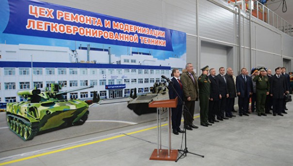 Российская техника выпускается не для парадов, а для войны, заявил Рогозин
