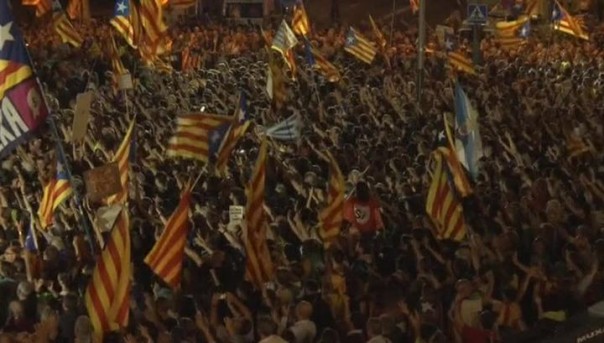 Битва за референдум: митинги в Барселоне продолжались всю ночь | Основатель WikiLeaks назвал референдум в Каталонии "первой интернет-войной"