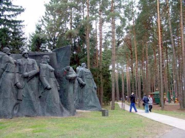 «Кладбище советской эпохи»: в литовском парке «Грутас» памятники заросли мхом