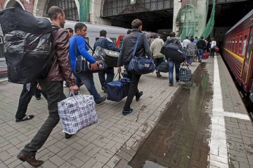 Молодежь бежит из Украины в Польшу, а затем – в ужасе обратно