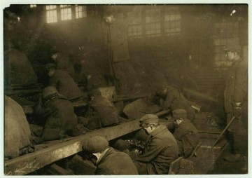 Детский труд, сортировка угля. 1920-е..