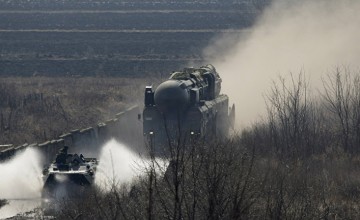 Видео экстремального заезда на полигоне многотонного тягача для "Тополь-М"