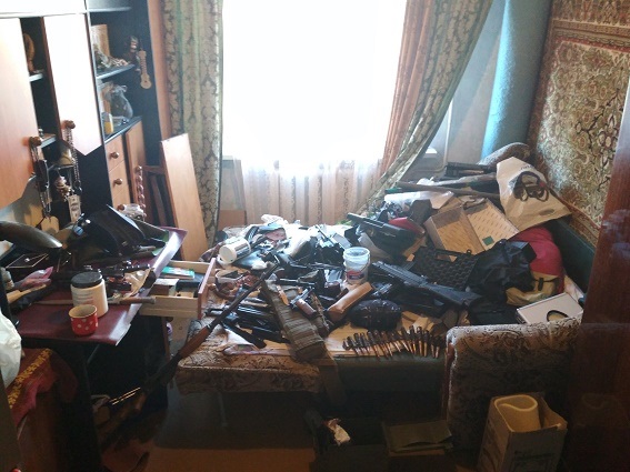 Та всё ж для самообороны! Всё чаще правоохранители находят огромные арсеналы оружия в жилищах украинцев