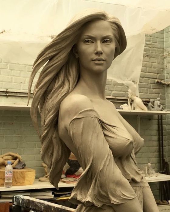 Волнующие скульптуры, изображающие женские тела