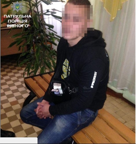 В Ровно 30-летний мужчина ворвался в школу и ограбил первоклашек