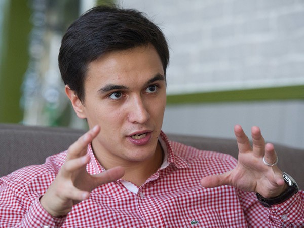 Владислав Жуковский - лудший иканамизд СОВРИменности. Александр Роджерс