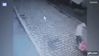 30-летний гад избил ногами старушку и протащил её по асфальту ради сумки