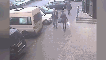 Цена секунды. В Витебске прохожий чудом увернулся от падающей бетонной плиты