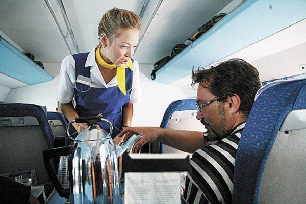 Обслуживали на русском: украинский журналист спровоцировал «языковой скандал» на международном рейсе