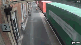 Поезд снёс коляску через секунду после того, как мать взяла ребёнка на руки