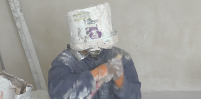 Претендент на премию Дарвина. Мужчина замуровал голову в алебастре ради лайков