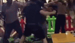 Китайские папы подрались из-за детских игрушек