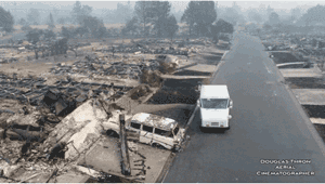 Дрон снял, как почтальон развозит почту по сгоревшему городу в Калифорнии