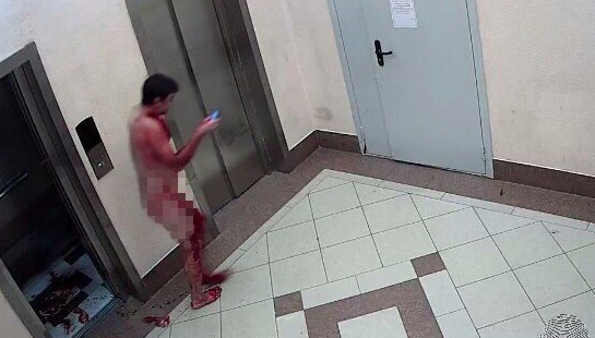 Голые новосибирцы устроили бой на ножах и залили подъезд кровью [Видео 18+] 