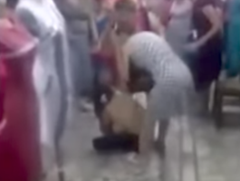 В Узбекистане рыночные торговцы раздели и избили обвинённую в воровстве женщину