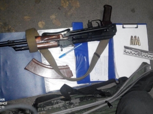 В пригороде Киева на детской площадке задержали мужика с автоматом