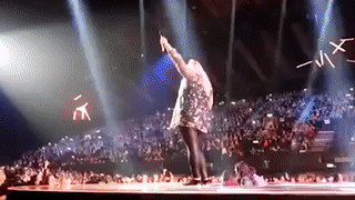 Певица plus-size провалилась под сцену во время шоу — видео