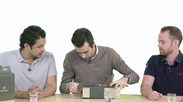 Иностранцы пробуют сухпайки российской армии