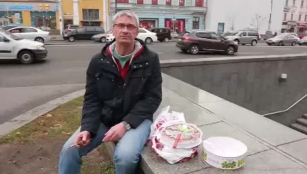 Напал с ножом на торт: журналиста НТВ выдворили с Украины