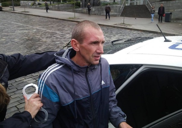 В Киеве зверски избили севастопольца, разбившего памятник "небесной сотне" [18+]
