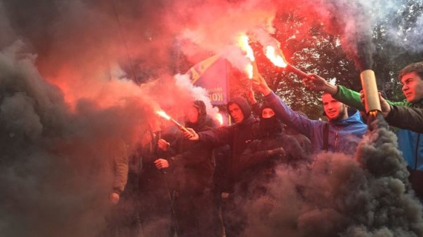 Не-нацисты "Азова" во главе с Билецким устроили в центре Киева беспорядки и победили корову Балашова