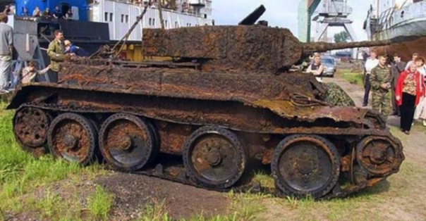 Археологи обнаружили в лесу старый танк.