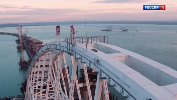 Изящная, воздушная, надежная: установлена автомобильная арка Крымского моста