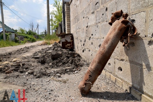 Укрофашисты выпустили по Донецку 90 ракет, ранен мирный житель, на севере Донецка повреждены 10 домов