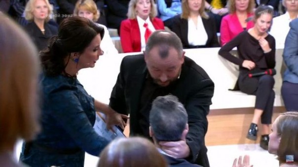 Ведущий ток-шоу «Время покажет» в эфире накинулся на Майкла Бома за оскорбления России