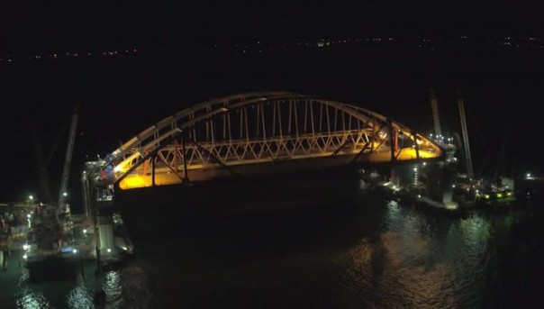 Автомобильную арку моста в Крым подняли на высоту 35 метров