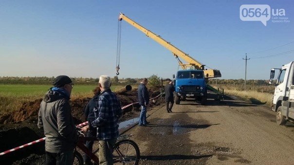 Под Кривым Рогом средь бела дня на металлолом выкапывают трубы крупного диаметра оросительной системы