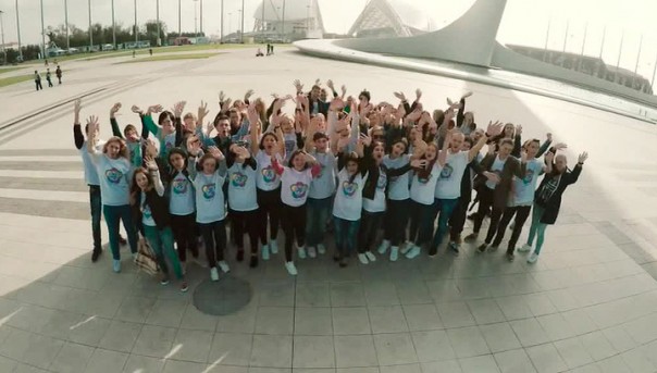 Песню дружбы запевает молодежь