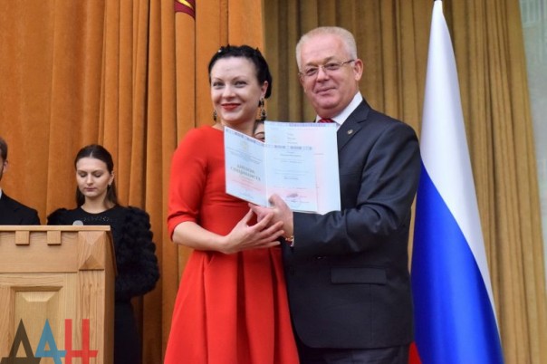 Выпускники донецкого медицинского университета получили дипломы российского вуза