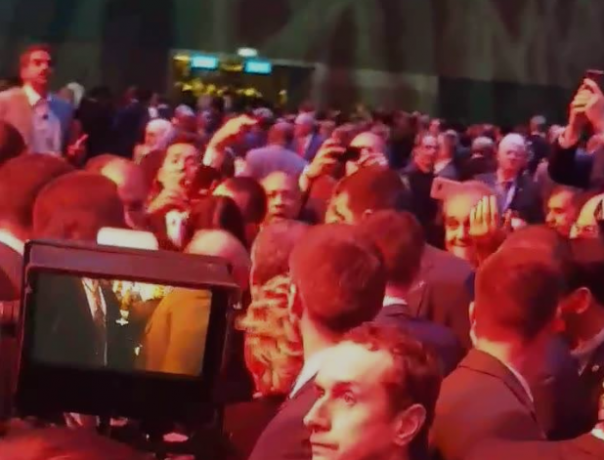 На МПС делегаты чуть не устроили давку, желая сфотографироваться с Путиным