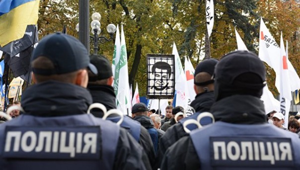 У здания Рады начались столкновения между протестующими и полицией