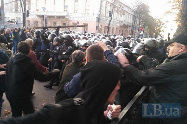 Полиция начала штурмовать палаточный городок на Грушевского (прямая трансляция)