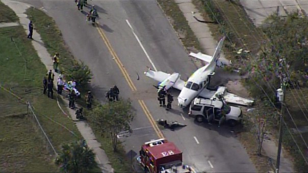 Во Флориде приземлившийся на шоссе самолёт столкнулся с двумя автомобилями