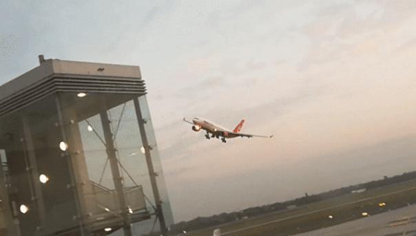 "Вспомнил про 11 сентября": пилот напугал пассажиров опасным маневром