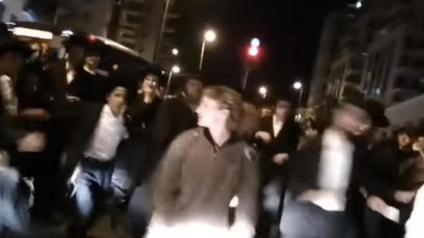 Израильская женщина-солдат сошлась в рукопашной с толпой