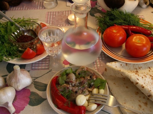 А вот скажи, это правда, что русские  по-черному пьют